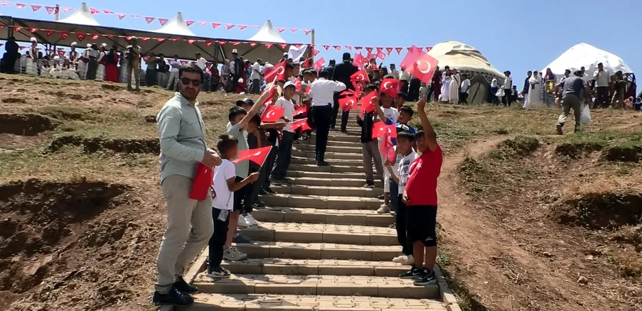 Van Erciş te Kırgız Türklerinin buluştuğu renkli şölen gerçekleşti