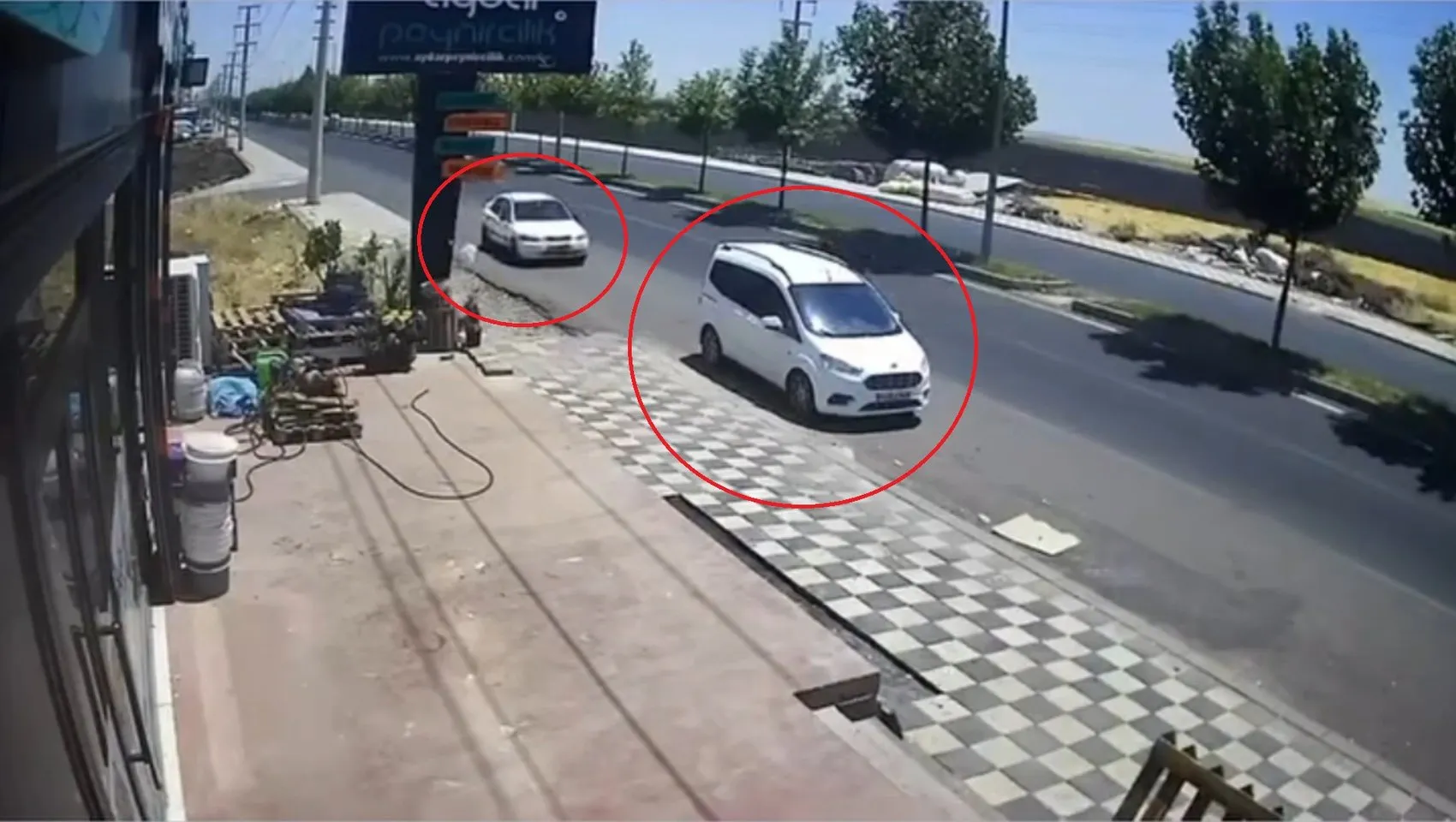 Diyarbakırda kontrolden çıkan otomobil park halindeki araçlara çarptı