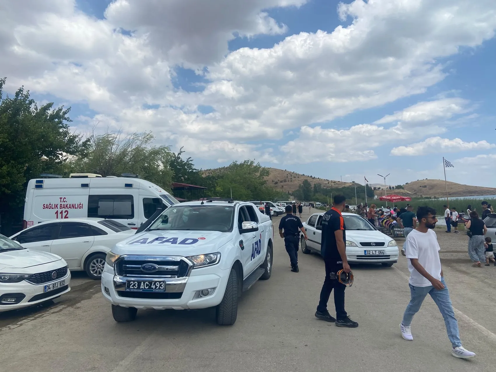 Hazar Gölü üzerinde su alan kayıktaki yedi kişi ekiplerce kıyıya çıkarıldı
