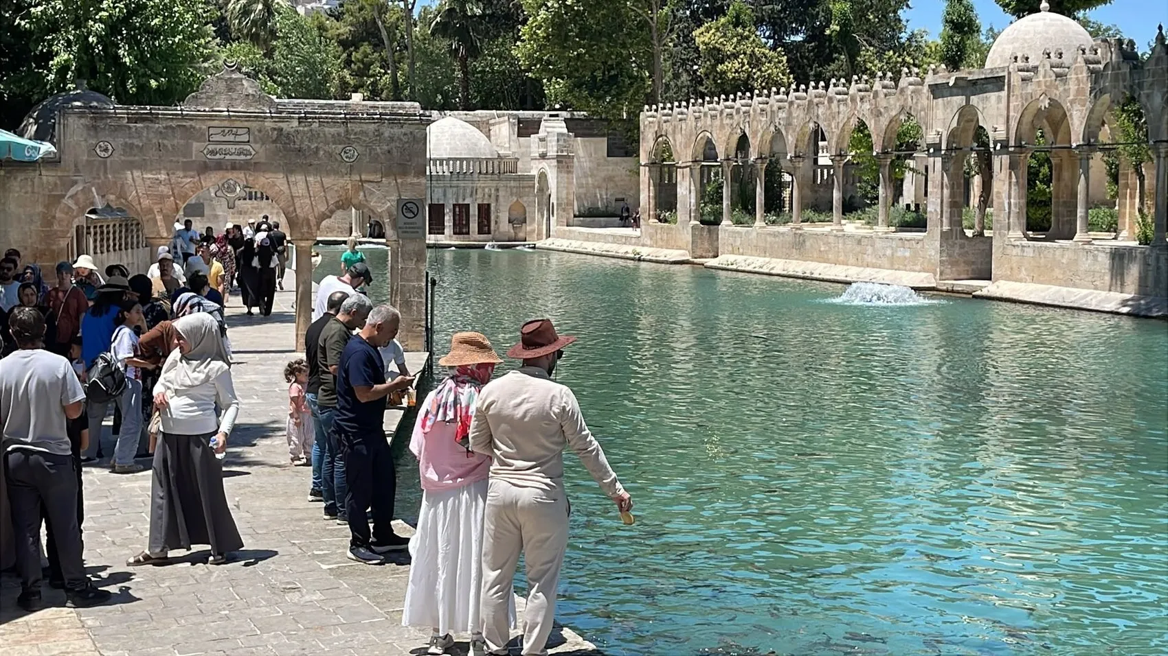 Kavurucu sıcaklar Şanlıurfa sokaklarını boşalttı