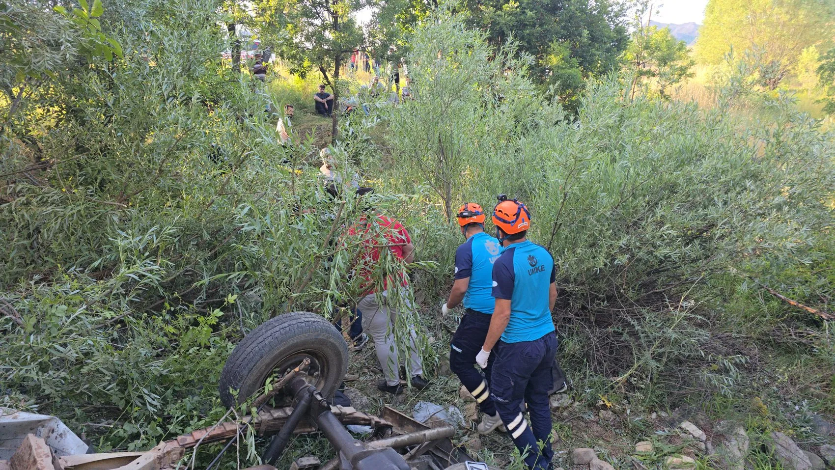 Bingöl Yayladere yolunda kamyonet uçuruma devrildi