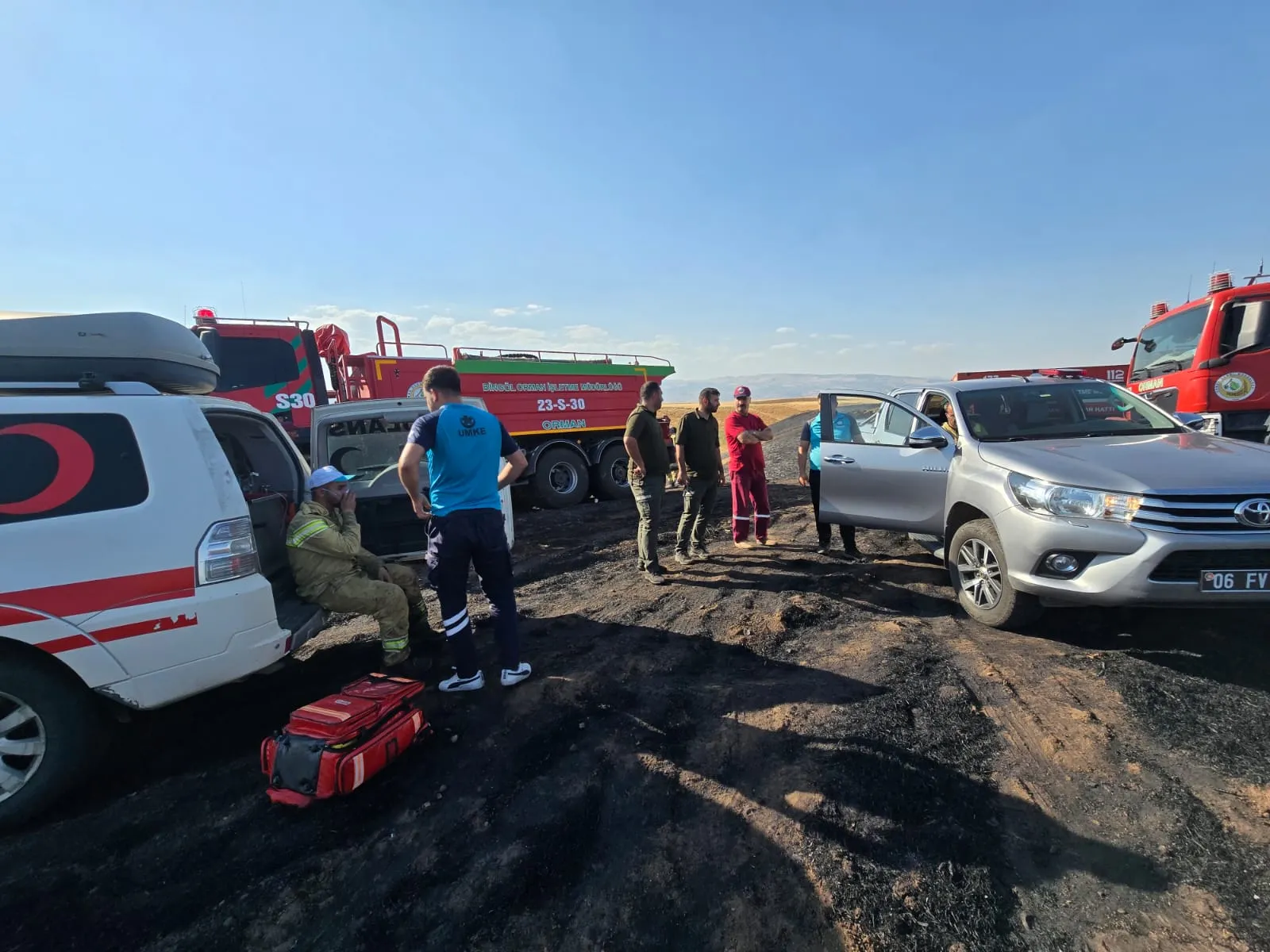 Bingöl'de anız yangınına müdahale eden 4 itfaiyeci dumandan etkilendi