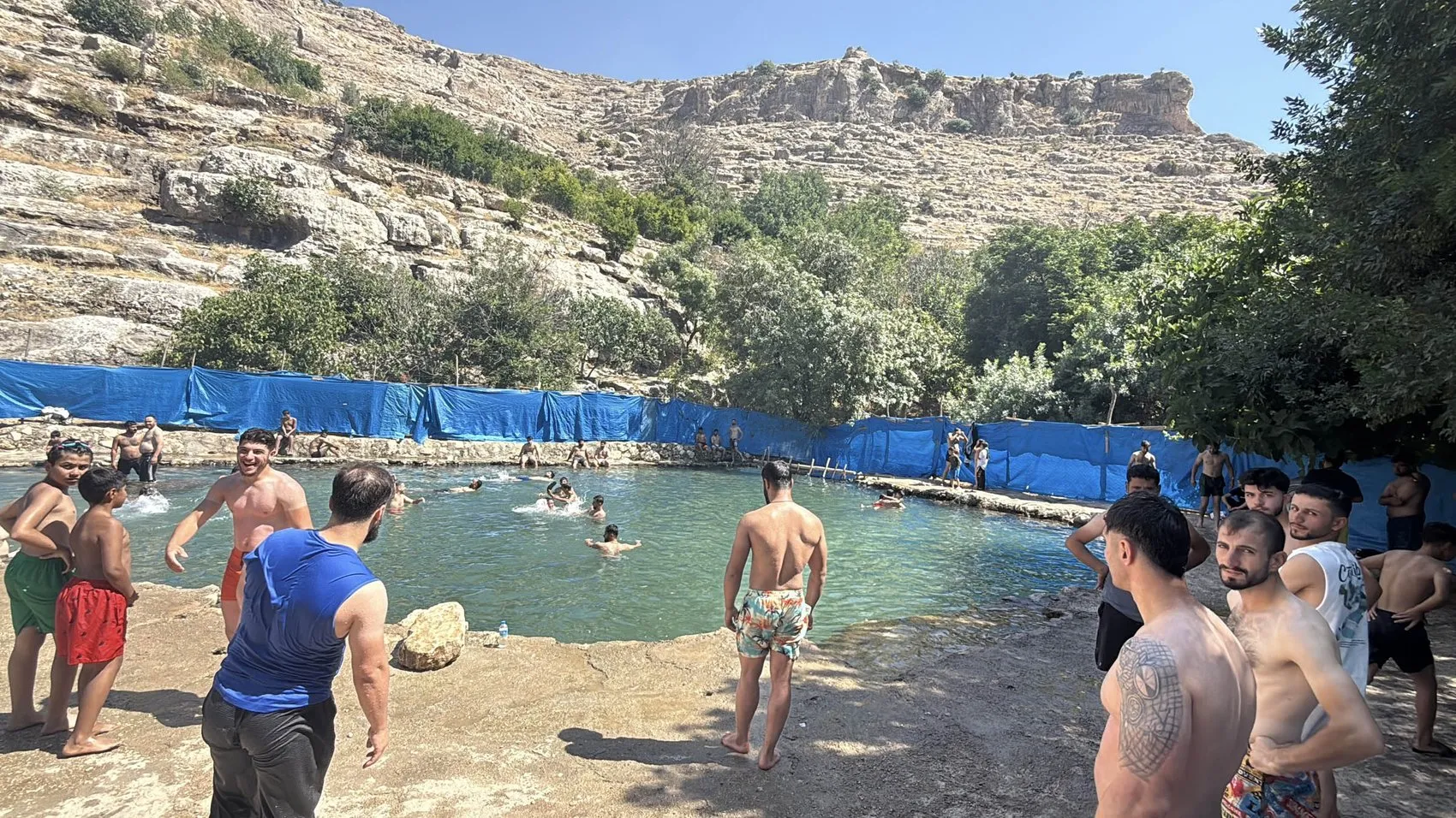 Mardin halkı kavurucu sıcaklarda Beyazsu Vadisi ile serin bir nefes alıyor