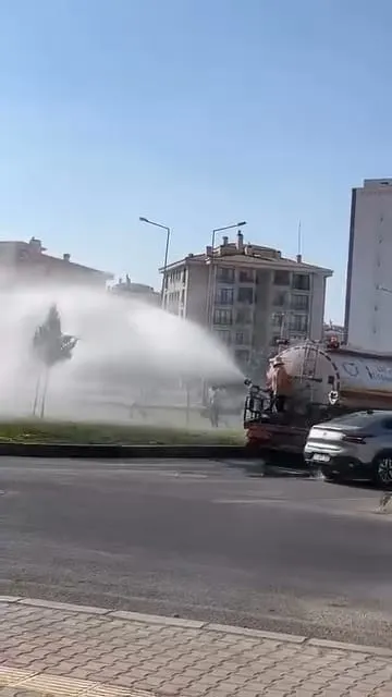 Diyarbakırda kavurucu sıcaklar çocukları belediye aracının suyunun altına taşıdı