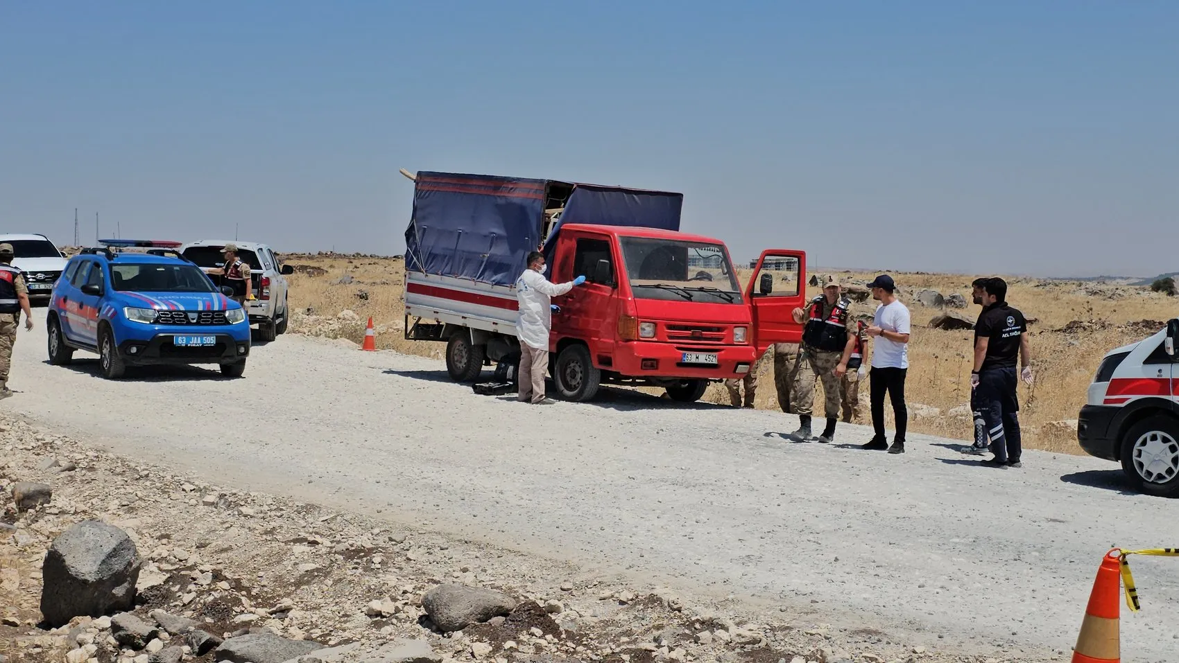 Şanlıurfa Karaköprü yolunda park halindeki kamyonette cansız beden bulundu