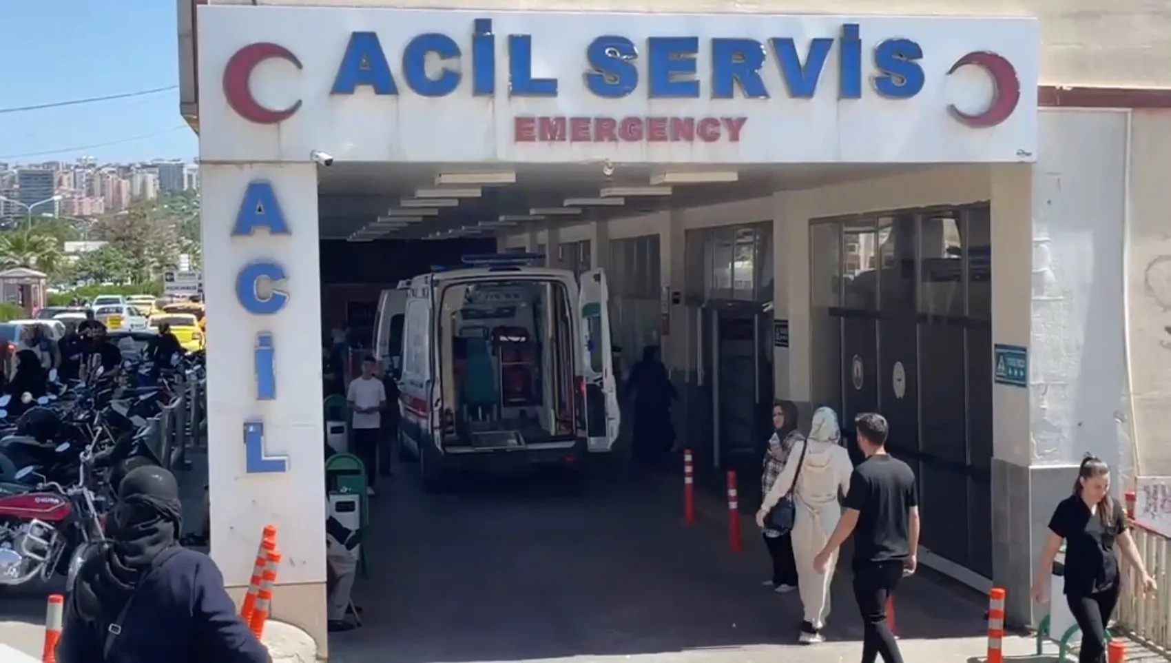 Şanlıurfa'da motosikletin otomobile arkadan çarptığı anlar güvenlik kamerasına yansıdı