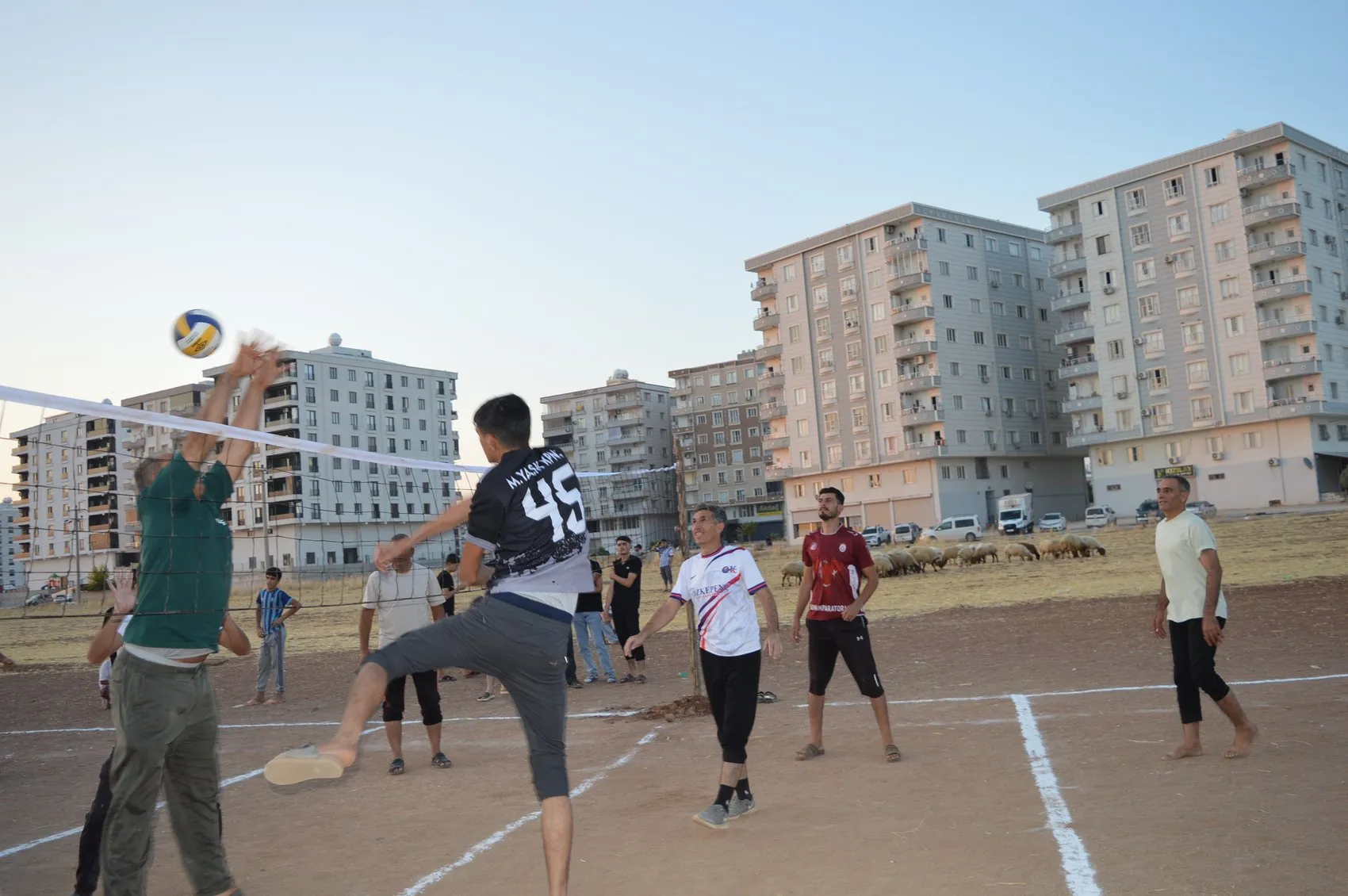 Mardinli gençler toprak sahada voleybol heyecanını yaşıyor