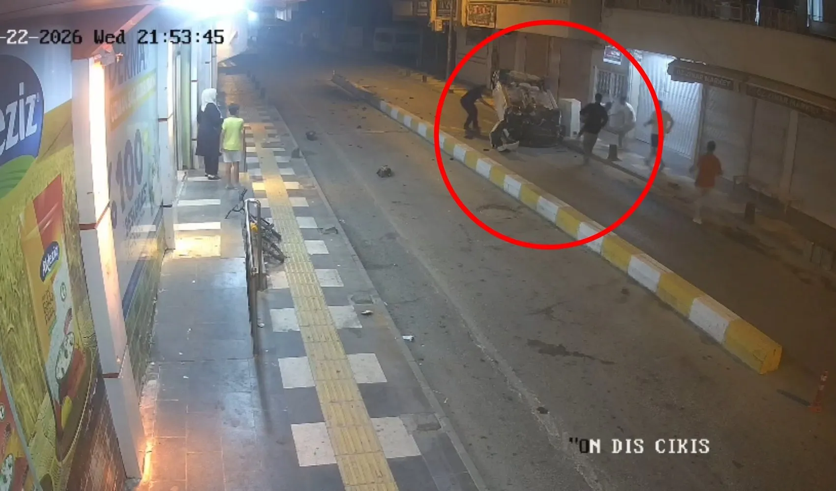 Kızıltepe’de kontrolden çıkan otomobil refüje çarparak takla attı
