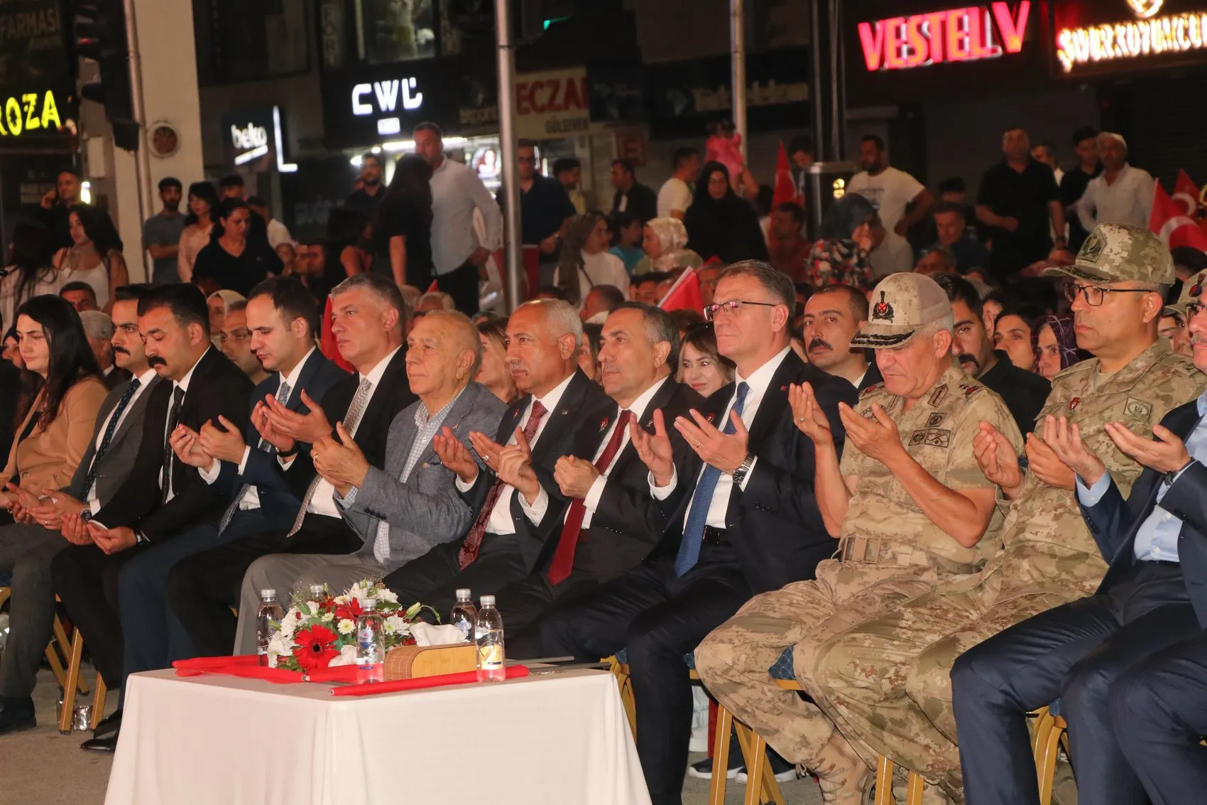 Van sokakları 15 Temmuz için tek yürek oldu