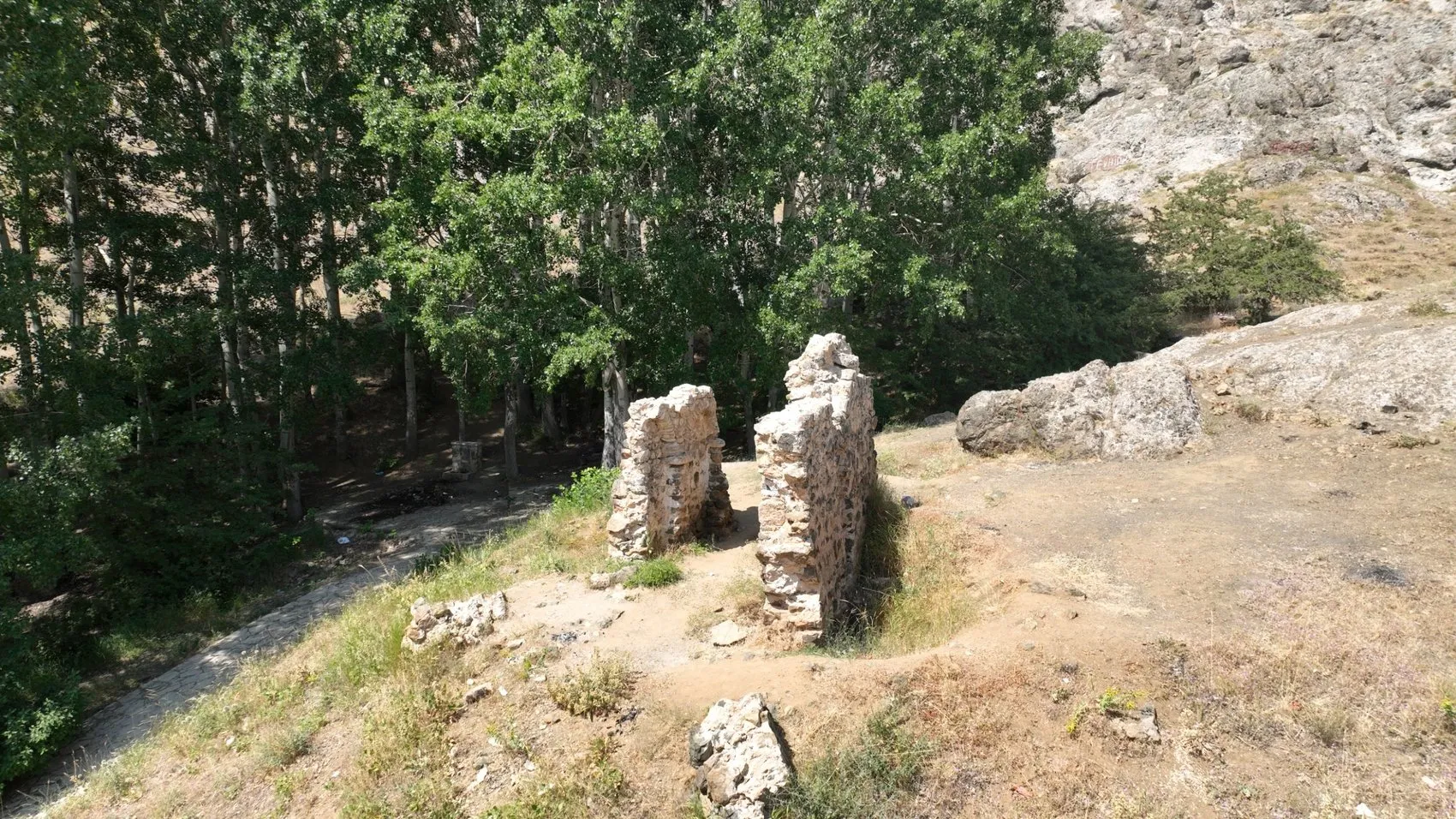 Van’daki tarihi yapılar definecilerin tahribatından kurtarılıyor
