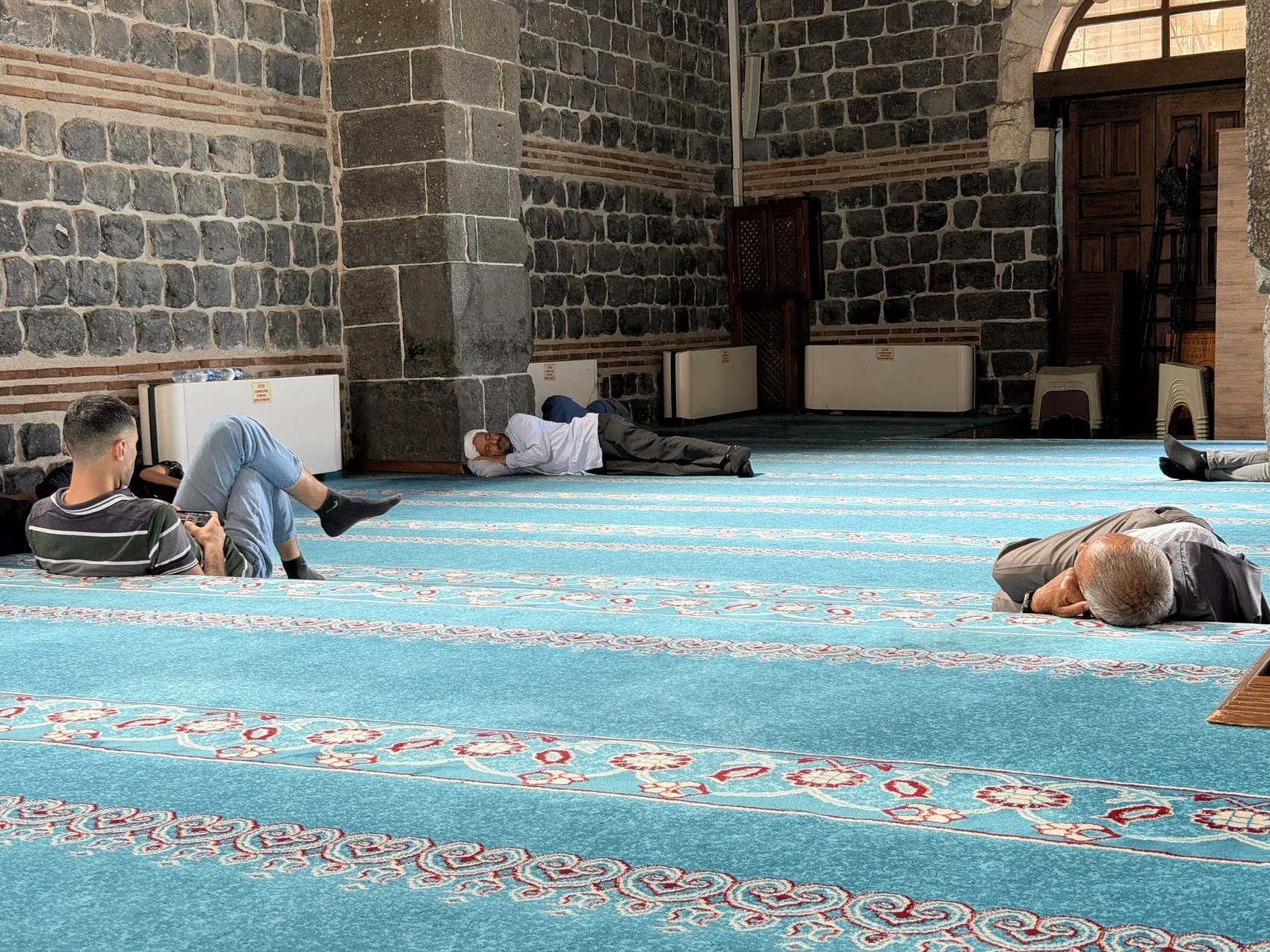 Diyarbakırda kavurucu sıcaklar vatandaşları camilere sığınmaya zorladı