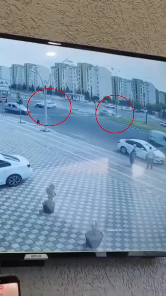 Kayapınar’da kontrolden çıkan otomobil elektrik direğine çarptı