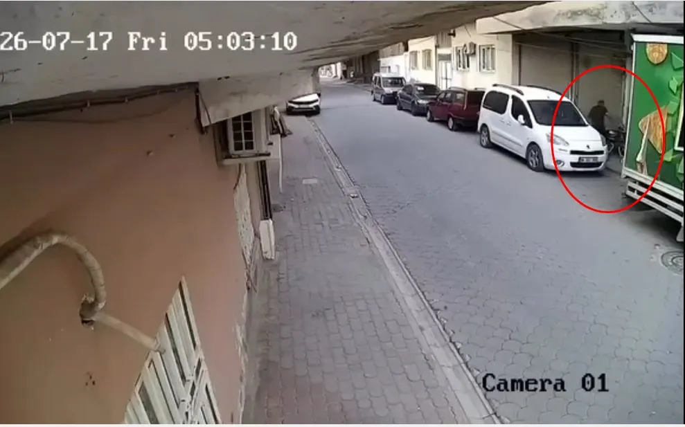 Kızıltepe’de apartman önünden motosiklet çalınma anı kayıt altına alındı