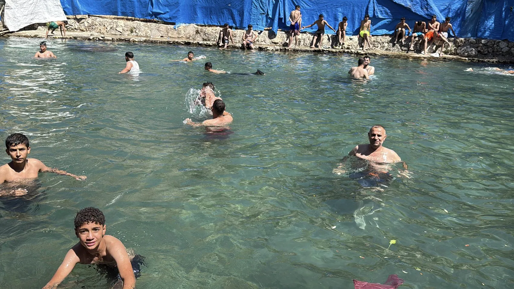 Mardin halkı kavurucu sıcaklarda Beyazsu Vadisi ile serin bir nefes alıyor