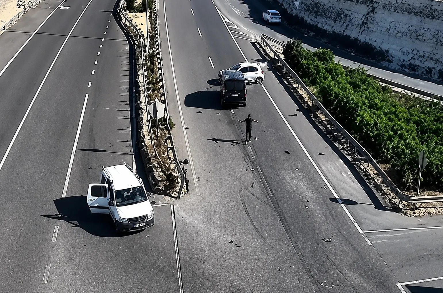 Şanlıurfa yolunda üç kişinin hayatını kaybettiği feci kazanın görüntüleri izlendi