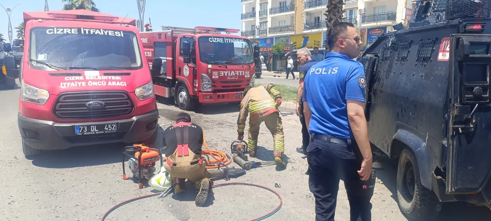 Cizre ilçesinde zırhlı polis aracı kaza yaptı