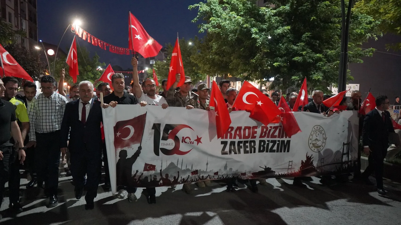 Şırnaklılar 107 metrelik dev Türk bayrağıyla meydanlara indi