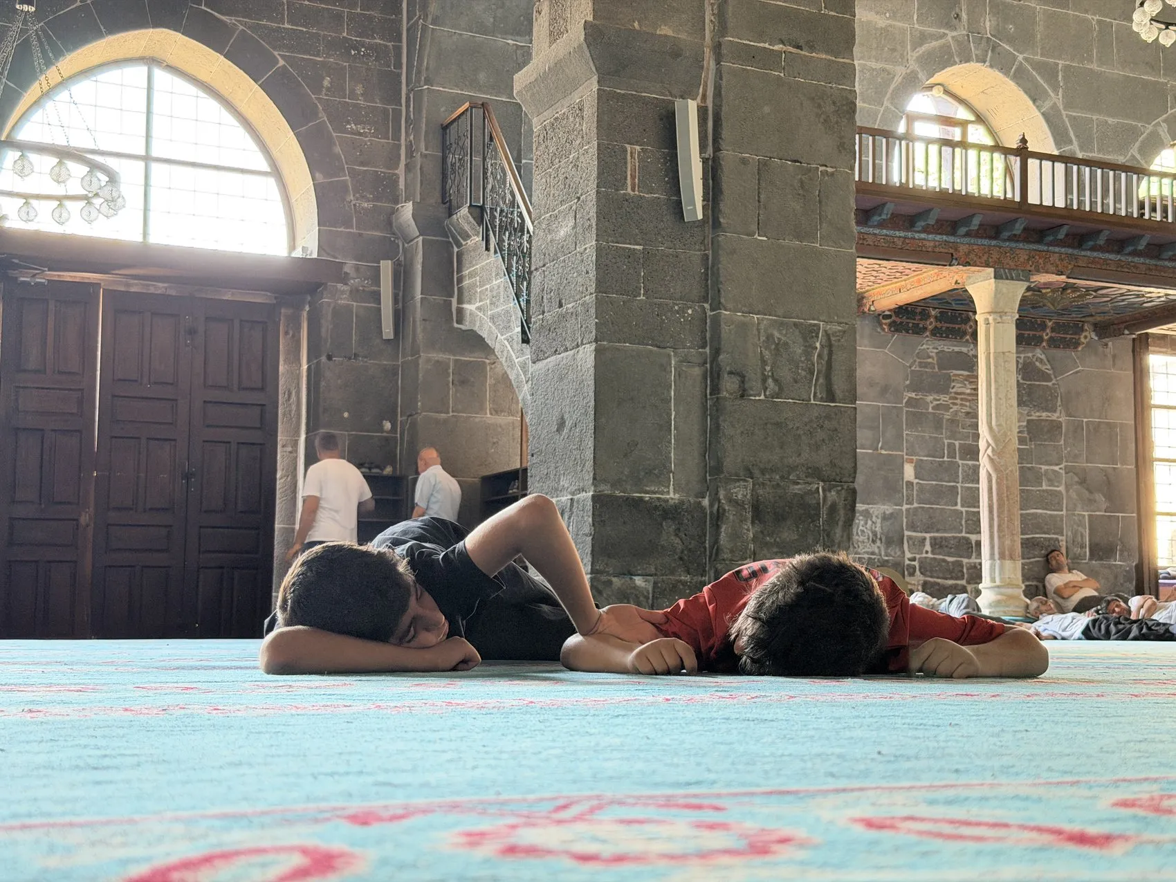 Diyarbakırda kavurucu sıcaklar vatandaşları camilere sığınmaya zorladı