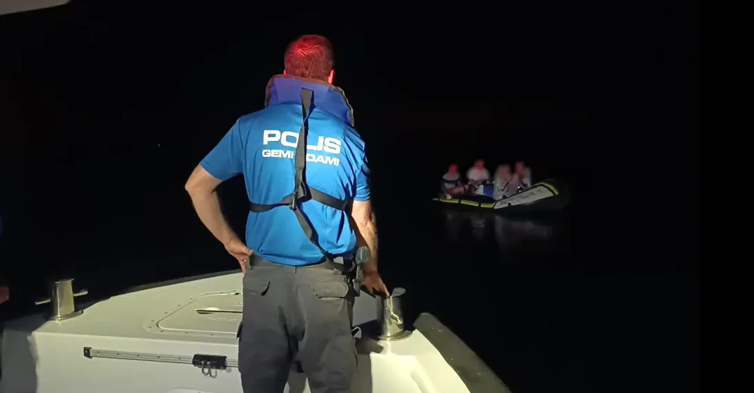 Van Gölünde sürüklenen 7 kişi deniz polisinin müdahalesiyle kurtarıldı