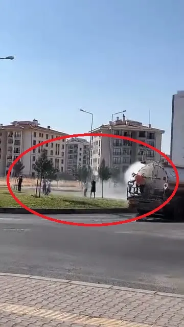 Diyarbakırda kavurucu sıcaklar çocukları belediye aracının suyunun altına taşıdı