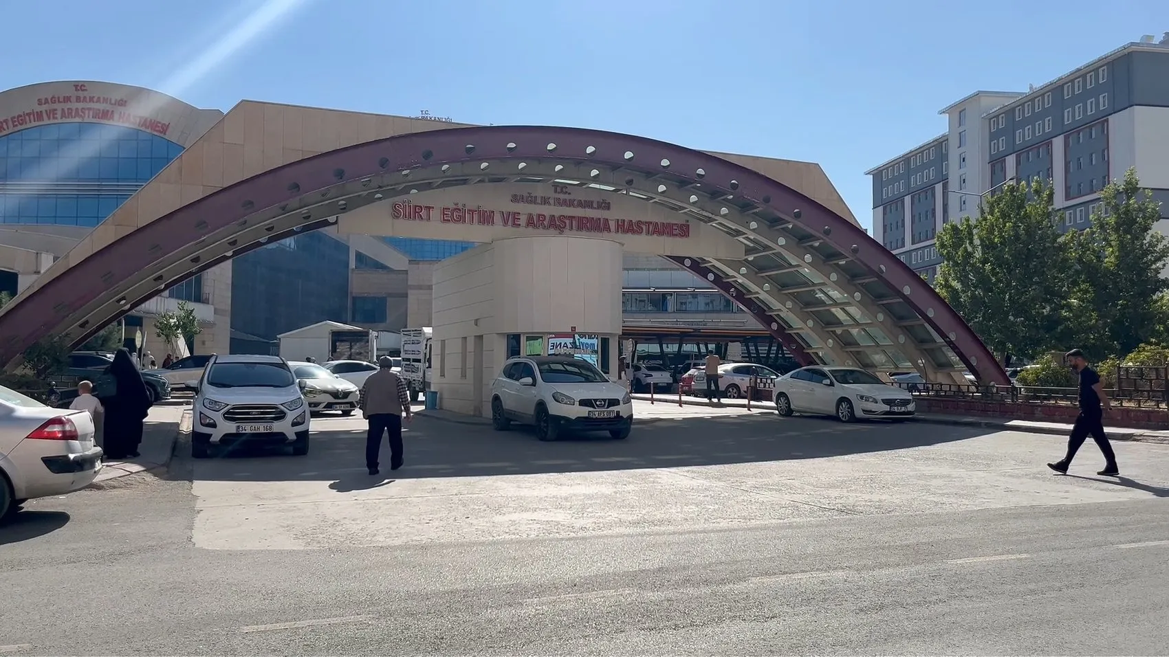 Siirt Eruh’ta yedi metrelik duvardan düşen yaşlı adam hastanelik oldu
