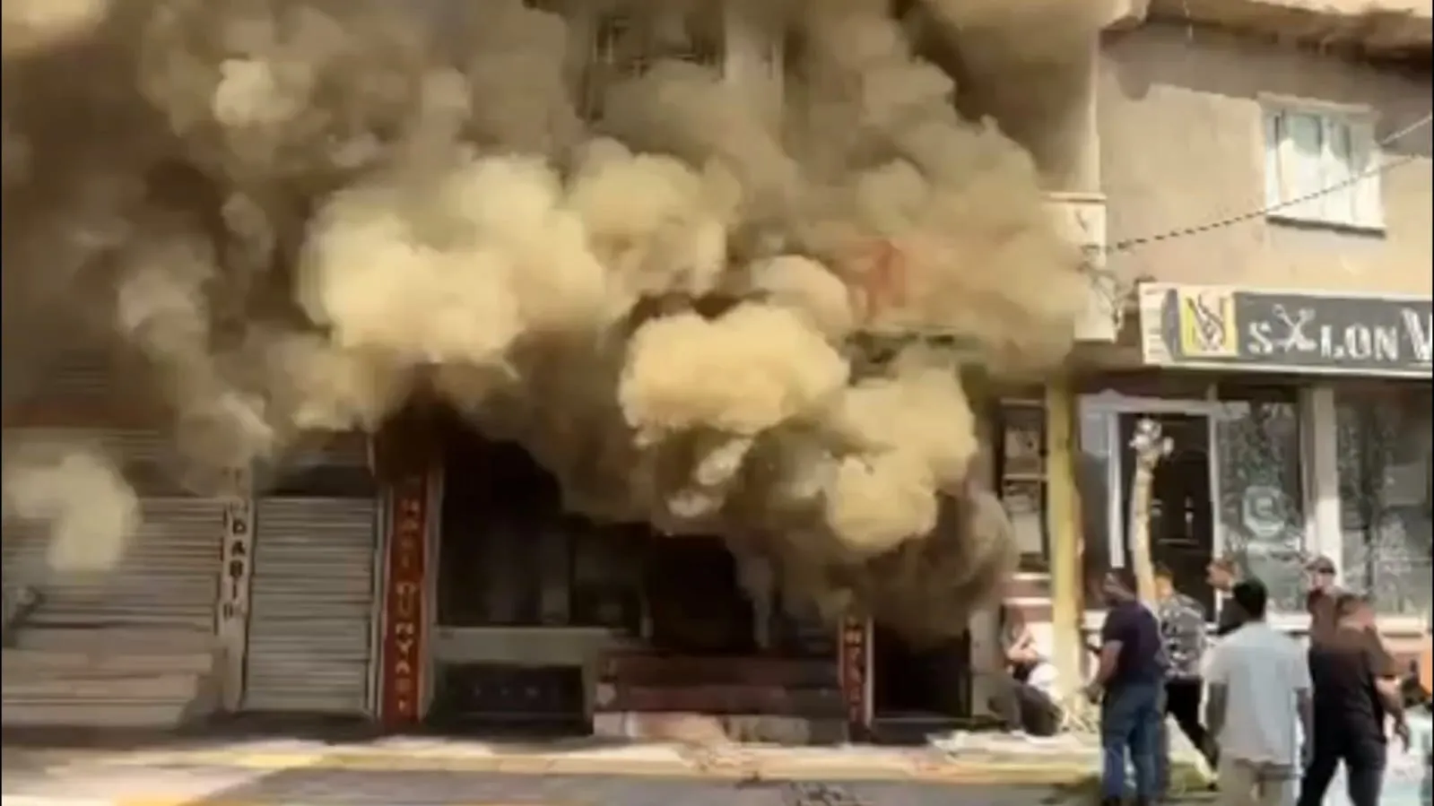 Mardin Nusaybin'de bir halı mağazası çıkan yangınla küle döndü