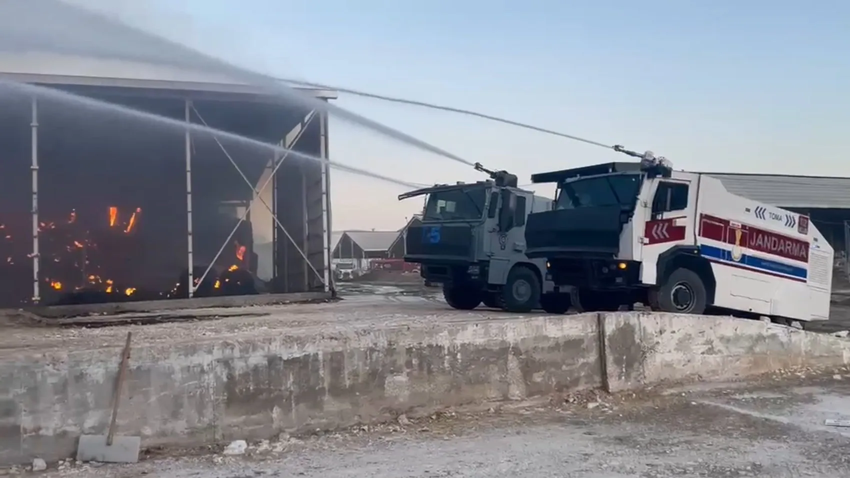 Şanlıurfa'daki besi çiftliğinde saman deposu alevlere teslim oldu