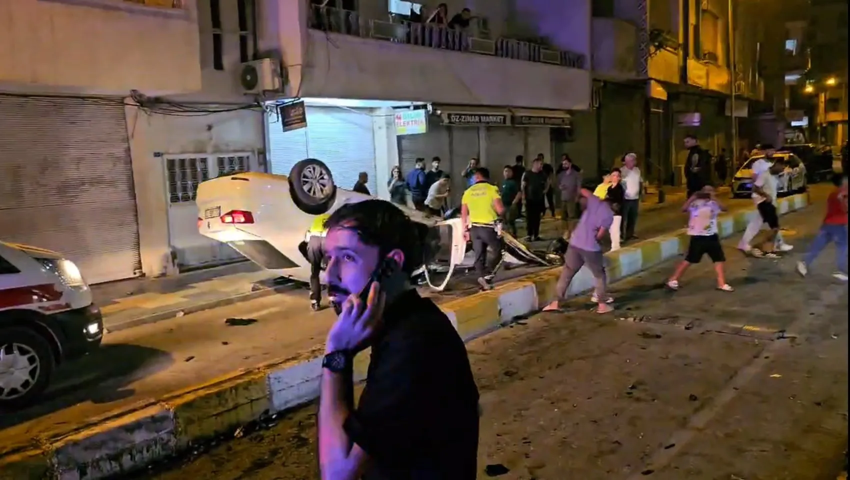 Kızıltepe’de kontrolden çıkan otomobil refüje çarparak takla attı