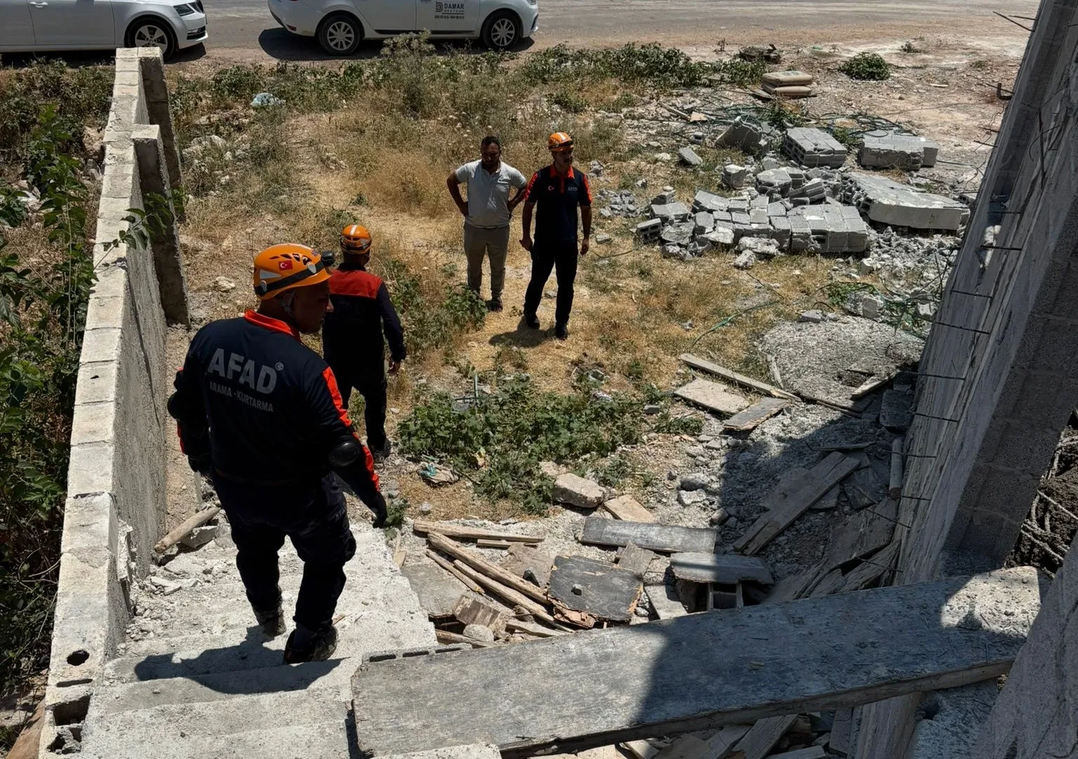 Şanlıurfa'da cami inşaatı çöktü üç işçi yaralandı