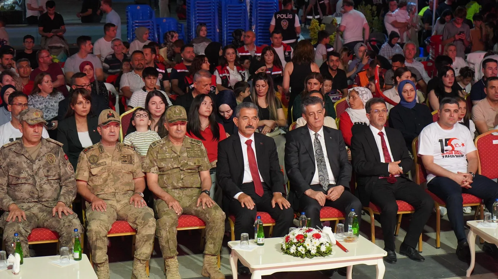 Şırnaklılar 107 metrelik dev Türk bayrağıyla meydanlara indi