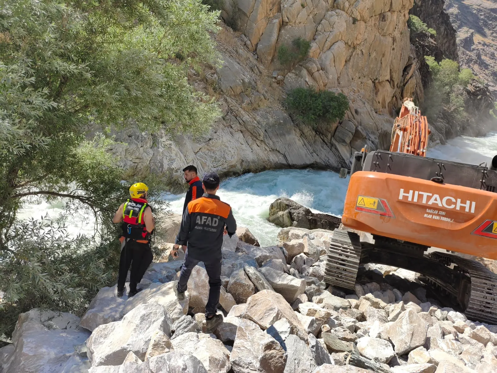 Şırnak'ta balık tutarken akıntıya kapılan genç için arama operasyonu sürüyor