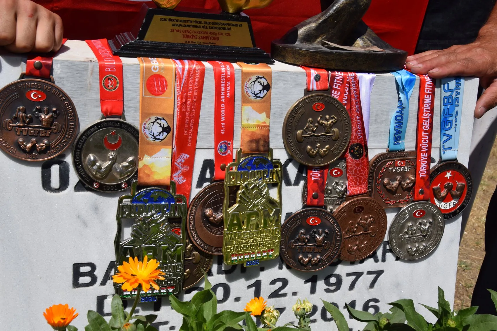 Milli sporculardan şehit Halil Hamuryenin kabrine anlamlı ziyaret