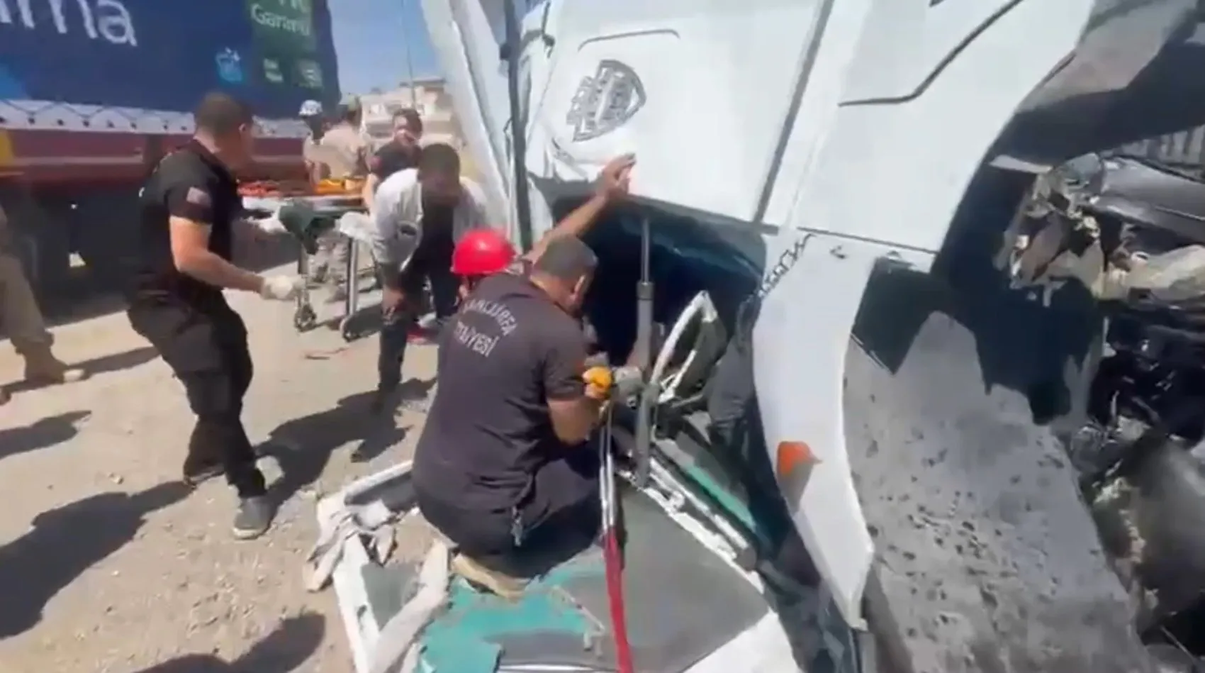 Viranşehir kara yolunda TIR ile kamyonun karıştığı ölümlü kaza görüntülendi