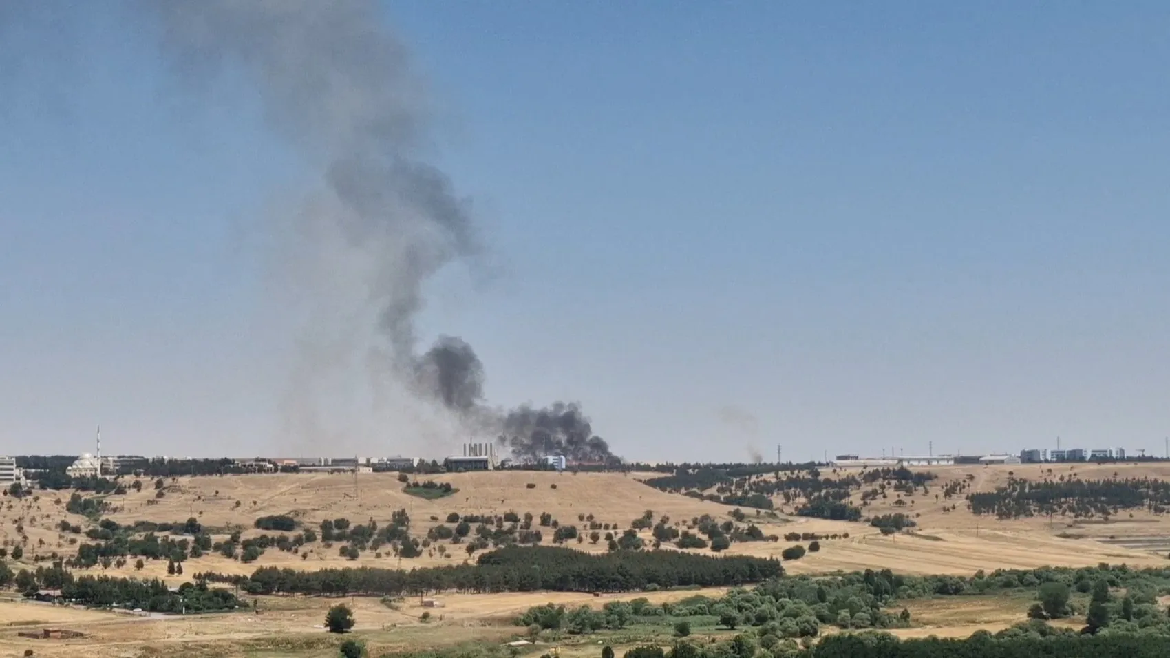 Sur ilçesinde petrol sahasını tehdit eden anız yangını söndürüldü
