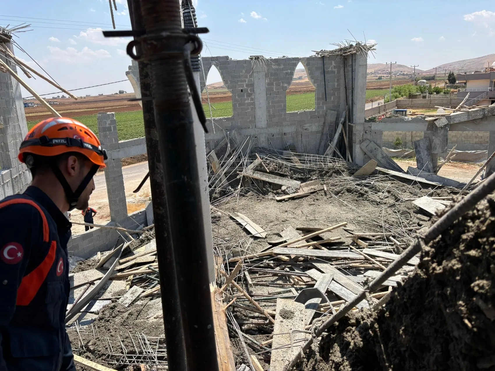 Şanlıurfa'da cami inşaatı çöktü üç işçi yaralandı