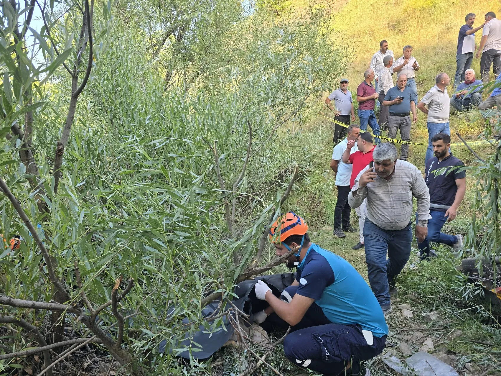 Bingöl Yayladere yolunda kamyonet uçuruma devrildi