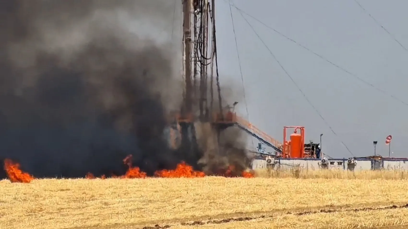 Sur ilçesinde petrol sahasını tehdit eden anız yangını söndürüldü