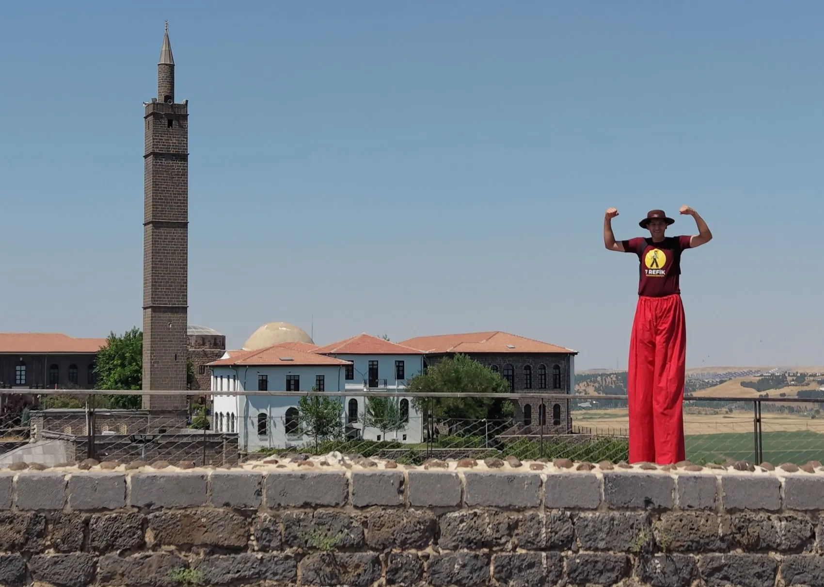 Diyarbakır Surları üzerinde tahta bacaklarla tehlikeli bir gösteri yaptı