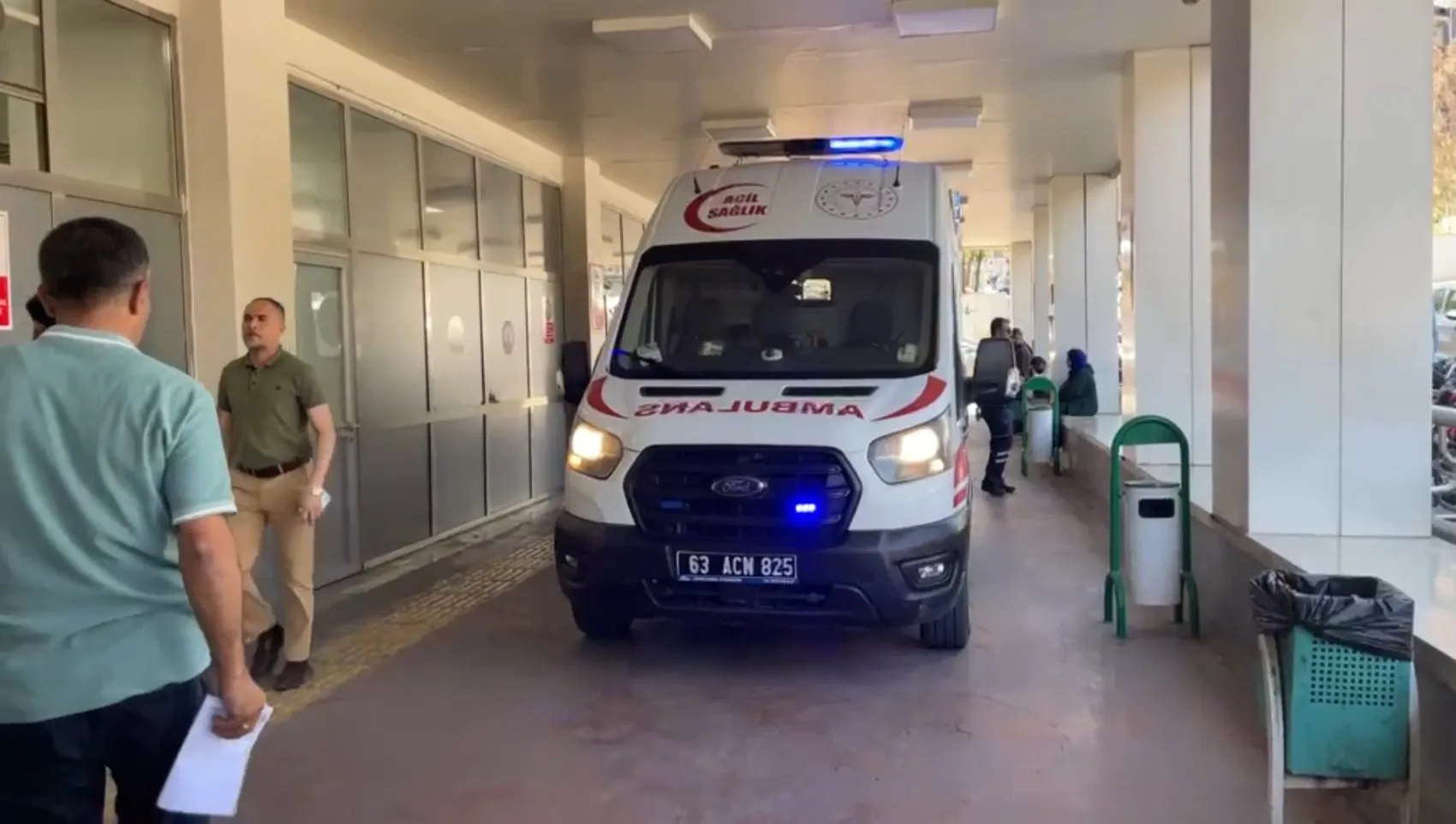 Şanlıurfa'da motosikletin otomobile arkadan çarptığı anlar güvenlik kamerasına yansıdı