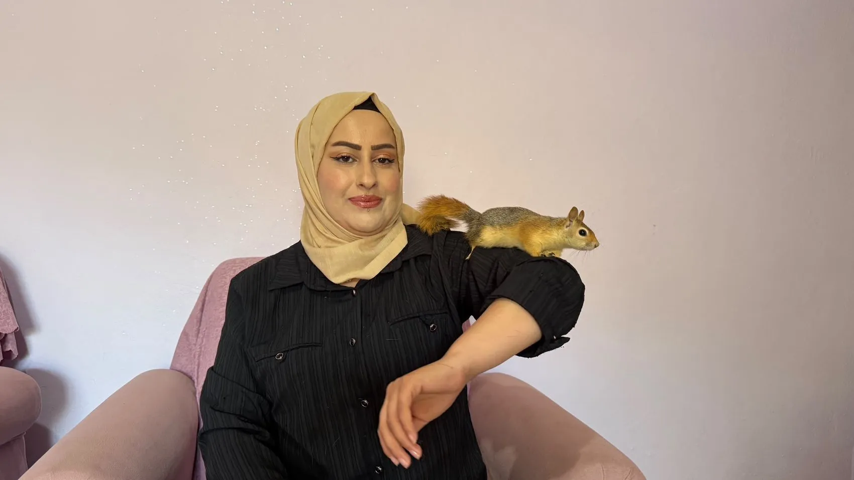 Hakkari'de bir kuaförün kurtardığı sincap evden ayrılmıyor
