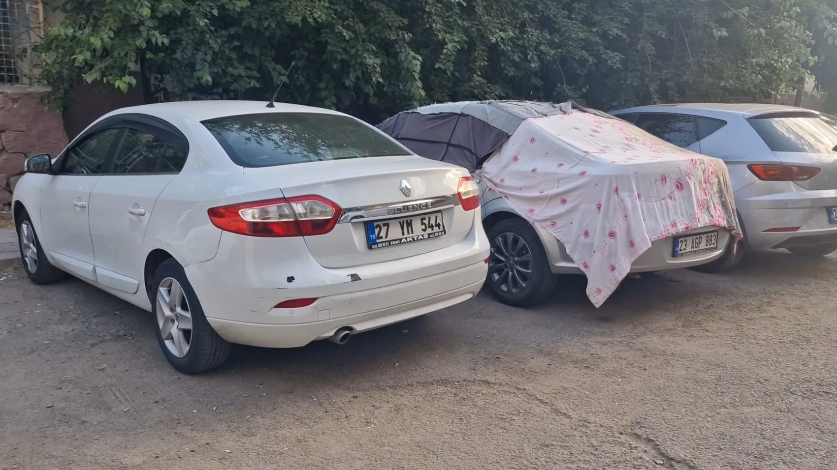 Diyarbakırda kavurucu sıcaklar çocukları belediye aracının suyunun altına taşıdı
