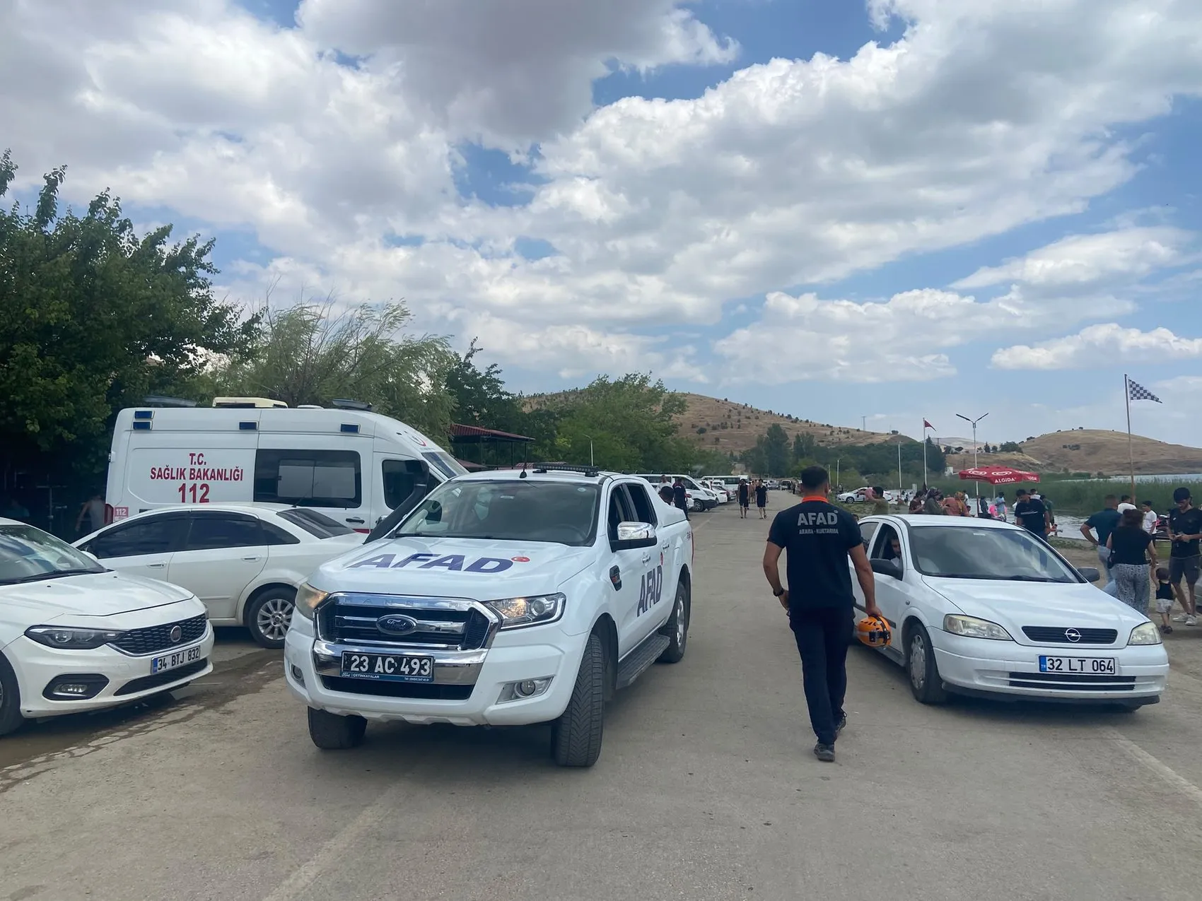 Hazar Gölü üzerinde su alan kayıktaki yedi kişi ekiplerce kıyıya çıkarıldı