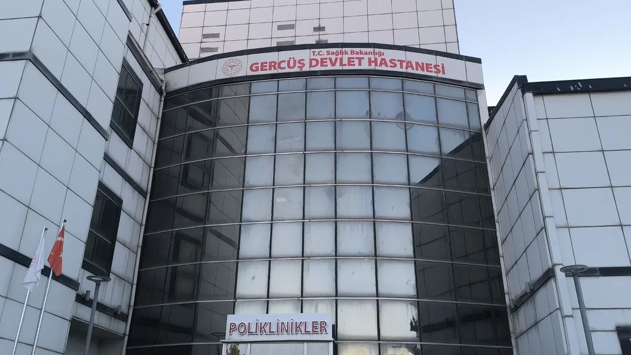 Gercüş ilçesindeki inşaatta iskele çöktü ve üç işçi yaralandı