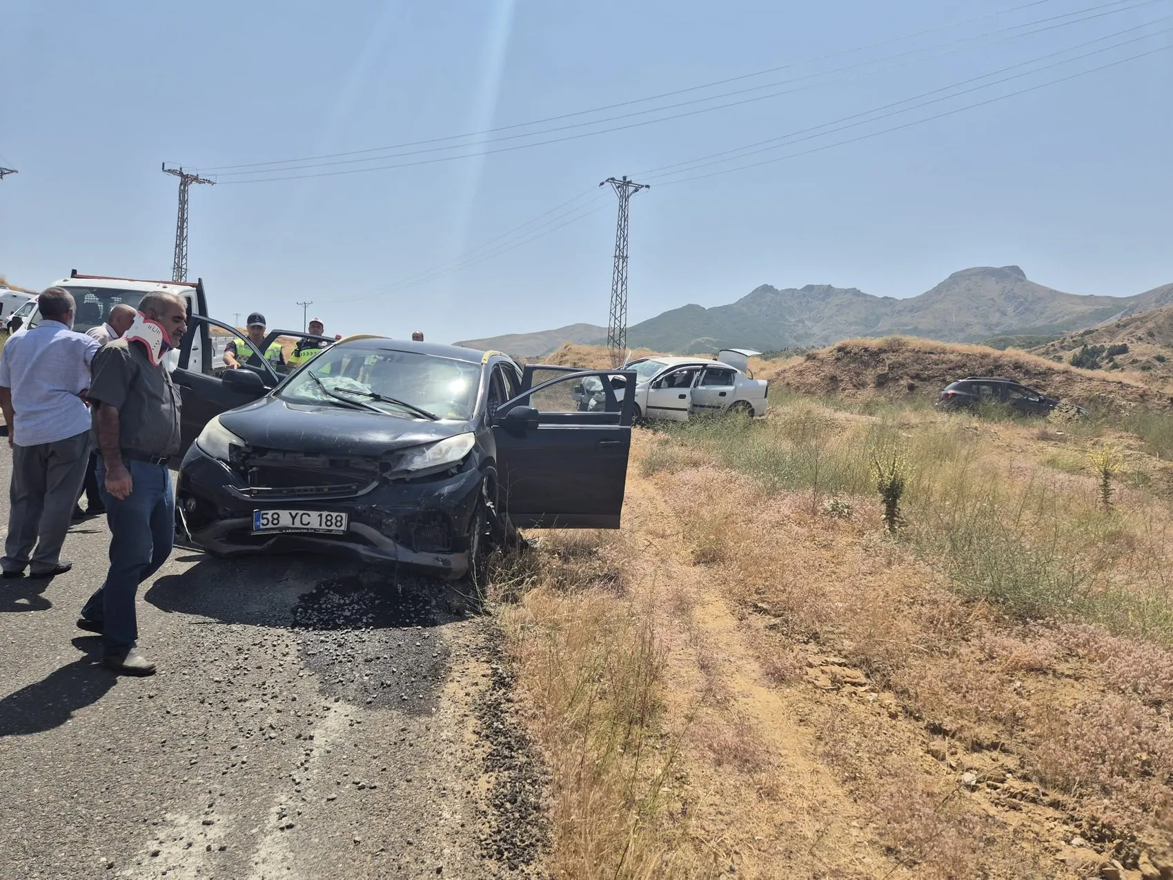 Bingöl Genç ilçesinde iki otomobilin çarpıştığı kazada 10 kişi yaralandı