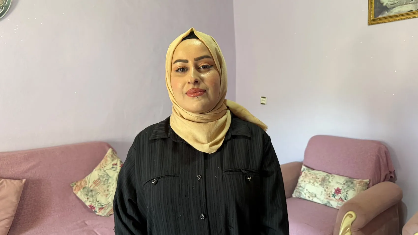 Hakkari'de bir kuaförün kurtardığı sincap evden ayrılmıyor