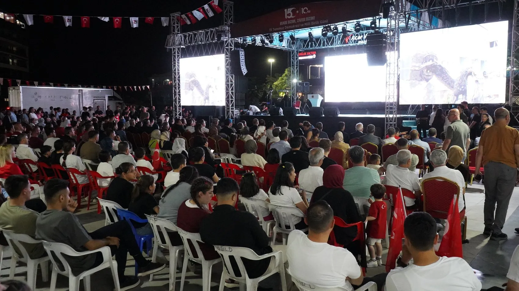 Şırnaklılar 107 metrelik dev Türk bayrağıyla meydanlara indi