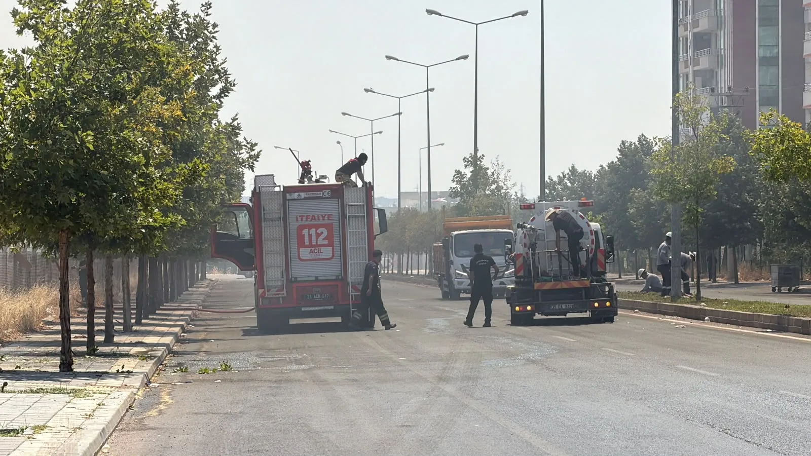 Diyarbakırda rüzgarın taşıdığı anız ateşi hafriyat sahasını küle çevirdi