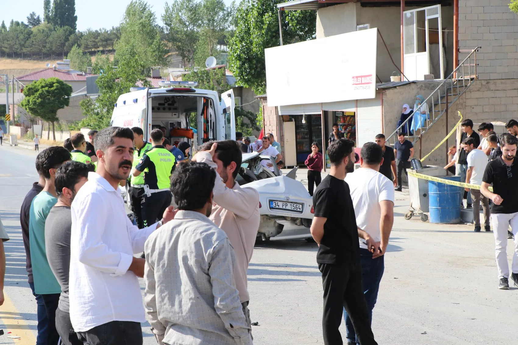 Van Edremit yolunda park halindeki kamyona çarpan otomobilde bir kişi yaşamını yitirdi