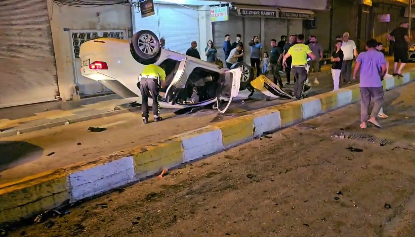 Kızıltepe’de kontrolden çıkan otomobil refüje çarparak takla attı