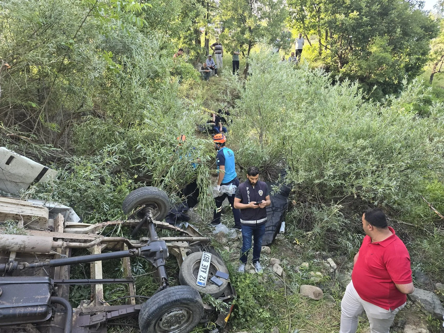Bingöl Yayladere yolunda kamyonet uçuruma devrildi